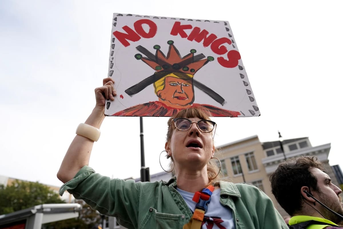 Con protestas masivas en contra de la administración de Donald Trump, millones de estadounidenses viven el evento “No Kings”