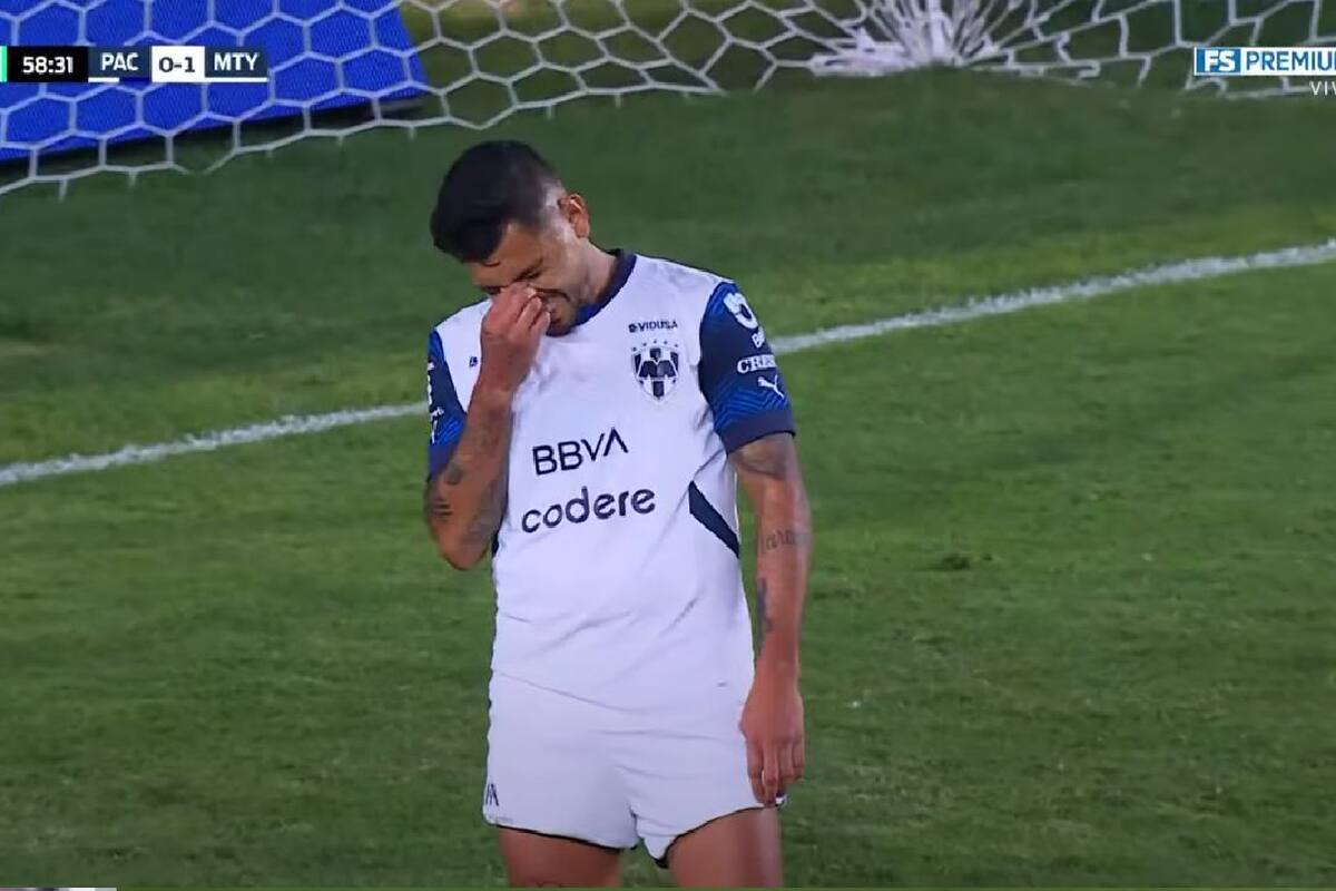 ¡Sin portero! Terrible fallo de 'Tecatito' desata críticas en la afición de Rayados