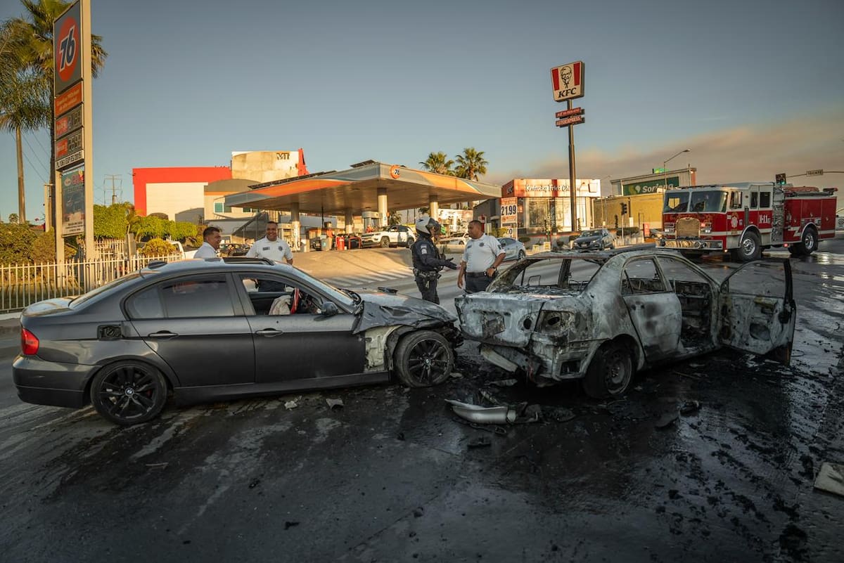 El accidente involucró cuatro vehículos y derivó en el incendio de dos unidades; no hubo personas lesionadas. Foto: Border Zoom