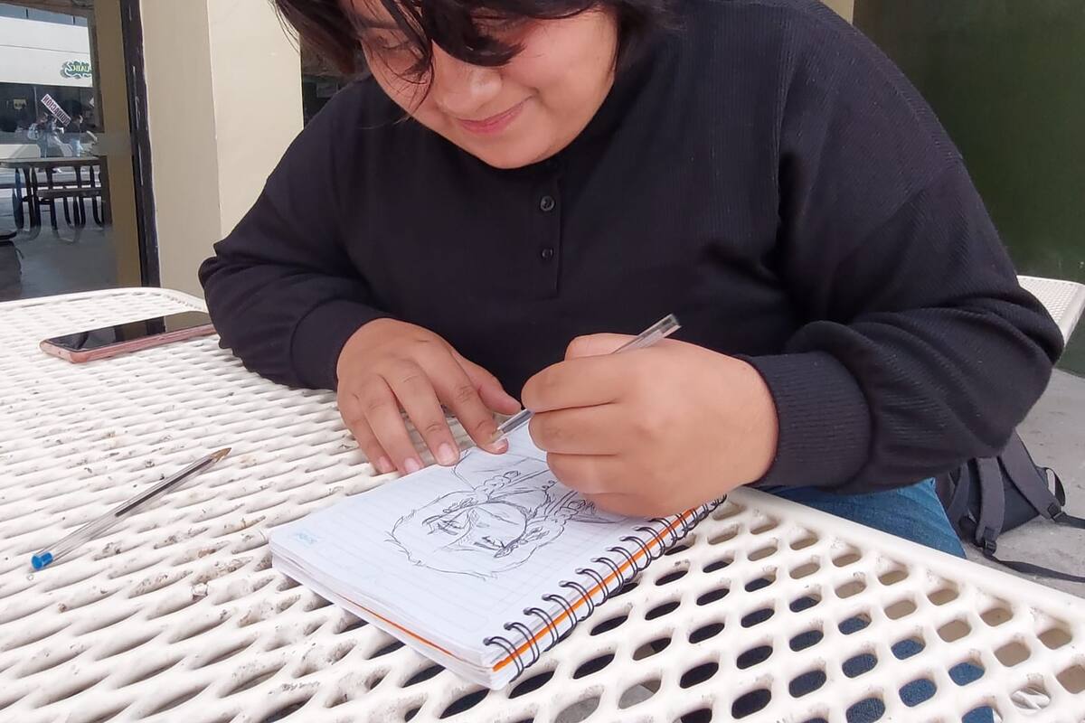 Estudiante de UABC dibuja en un minuto para costearse transporte y alimentación diaria