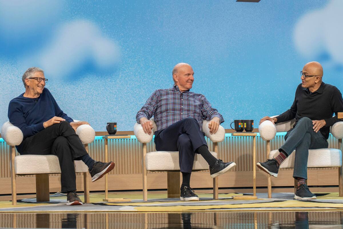 AME5438. SEATTLE (ESTADOS UNIDOS), 04/04/2025.- El cofundador de Microsoft Bill Gates (i), el exdirector ejecutivo de Microsoft Steve Ballmer (c) y el actual director ejecutivo de Microsoft Satya Nadella, hablan durante la presentación de los 50 años de Microsoft este viernes, en la sede de la empresa en Seattle (Estados Unidos). El gigante estadounidense Microsoft cumple hoy 50 años, en un momento dorado para las empresas tecnológicas por el bum de la inteligencia artificial en el que se enfrenta a la competencia de China. EFE/ Angel Colmenares