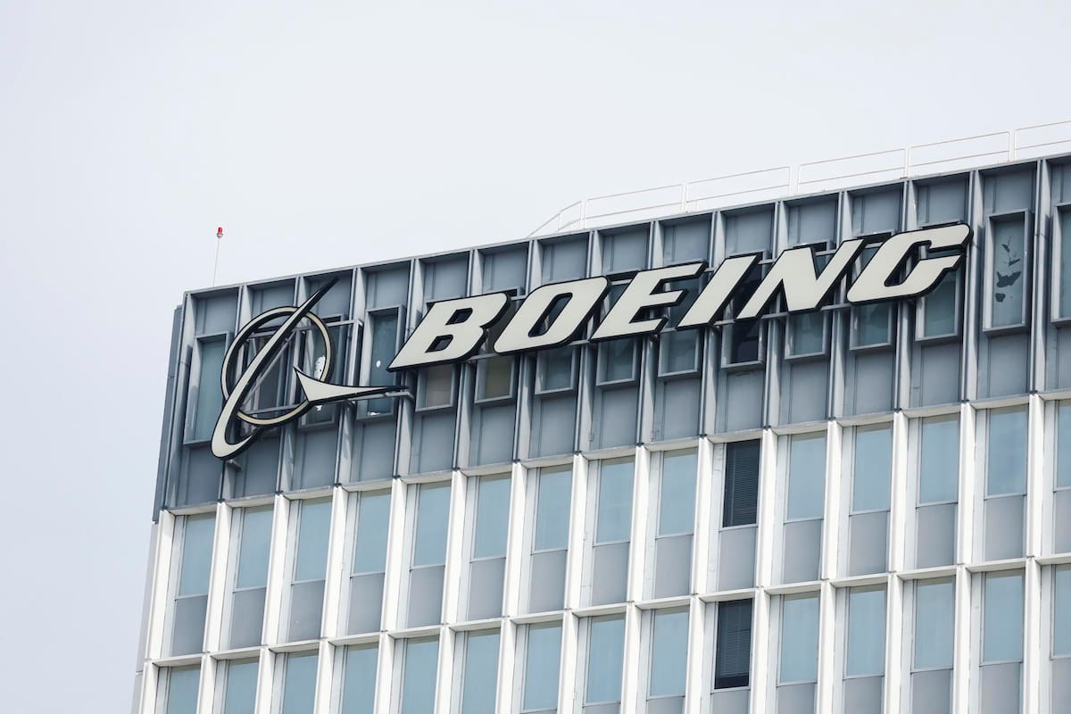 CEO de Boeing renuncia a su puesto tras incidente de Alaska Airlines