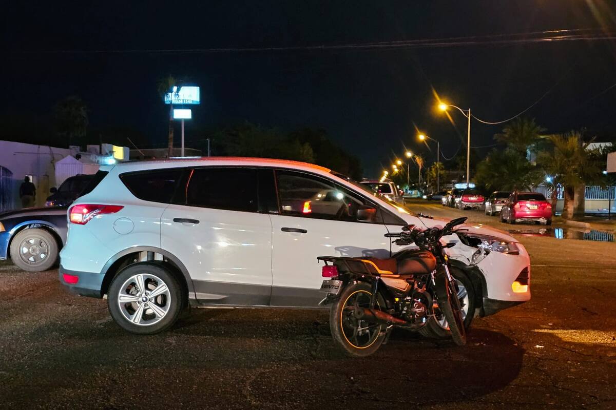 Choque entre motociclista y camioneta deja a joven herido en SLRC