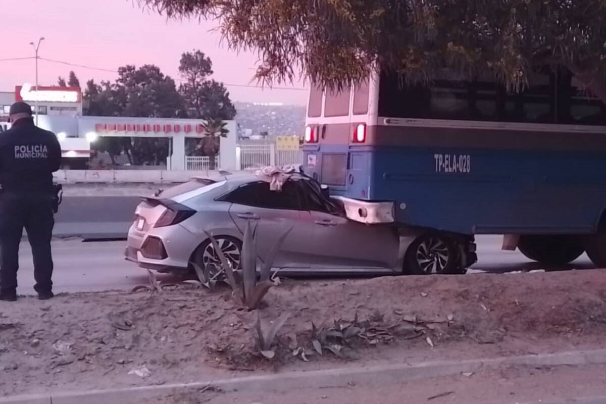 Vehículo se impacta contra camión de transporte de personal; hay 2 lesionados