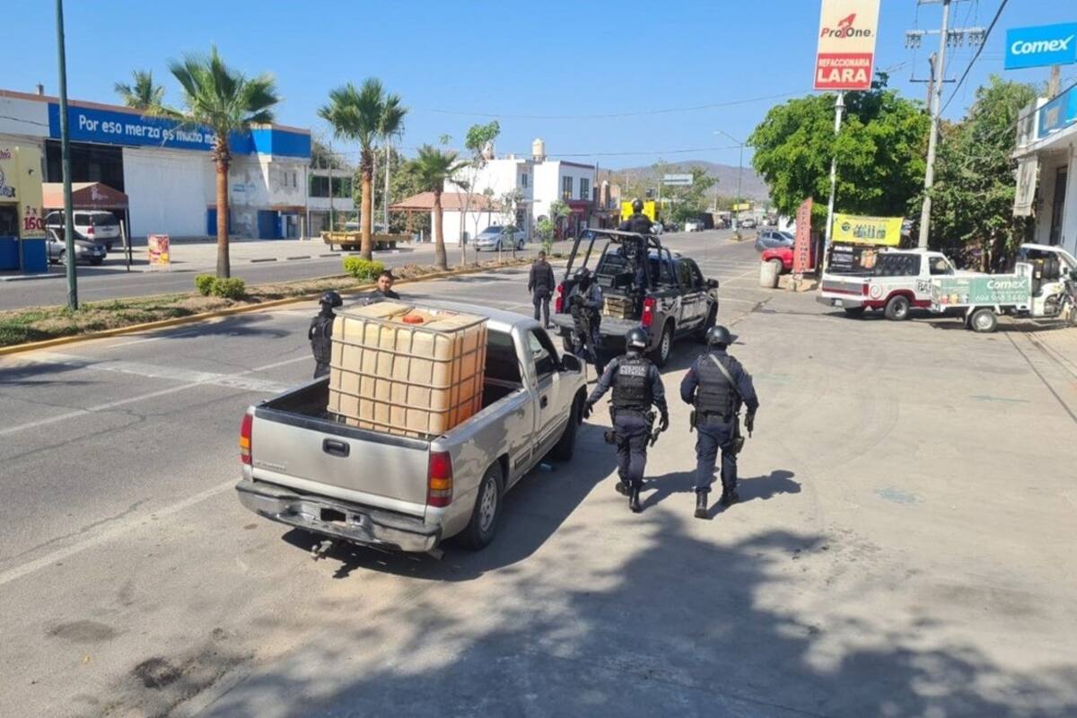 Policía Estatal localiza camioneta que transportaba mil litros de combustible en Sinaloa