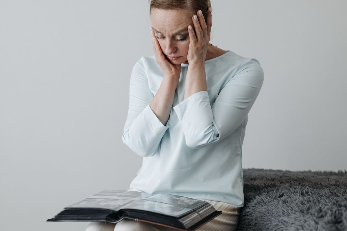 Cómo identificar olvidos normales y señales de alerta en la memoria después de los 50 años