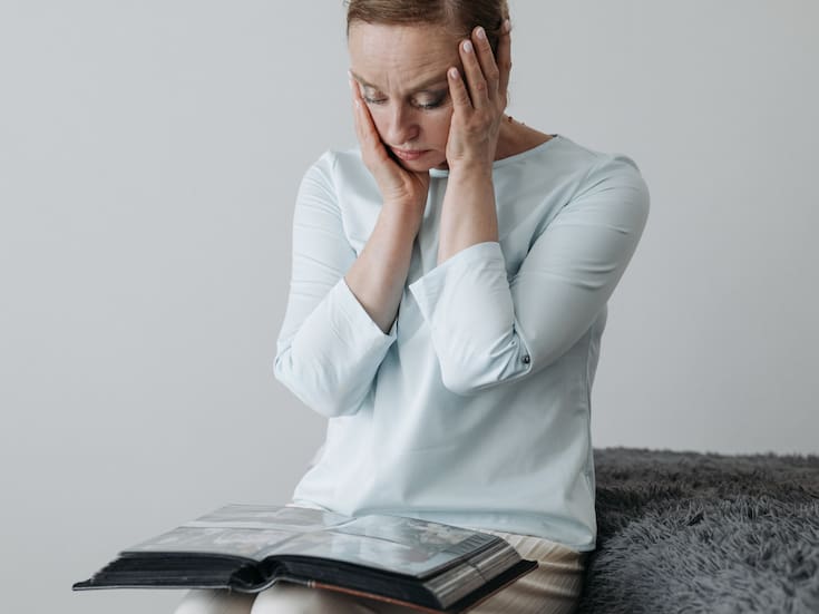 Cómo identificar olvidos normales y señales de alerta en la memoria después de los 50 años