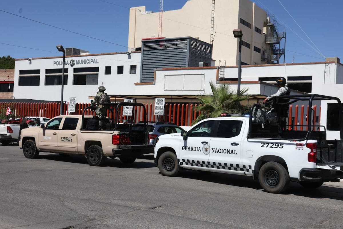 Hermosillo: Agentes municipales capturan a dos traficantes y rescatan a 49 extranjeros en colaboración con la SSP