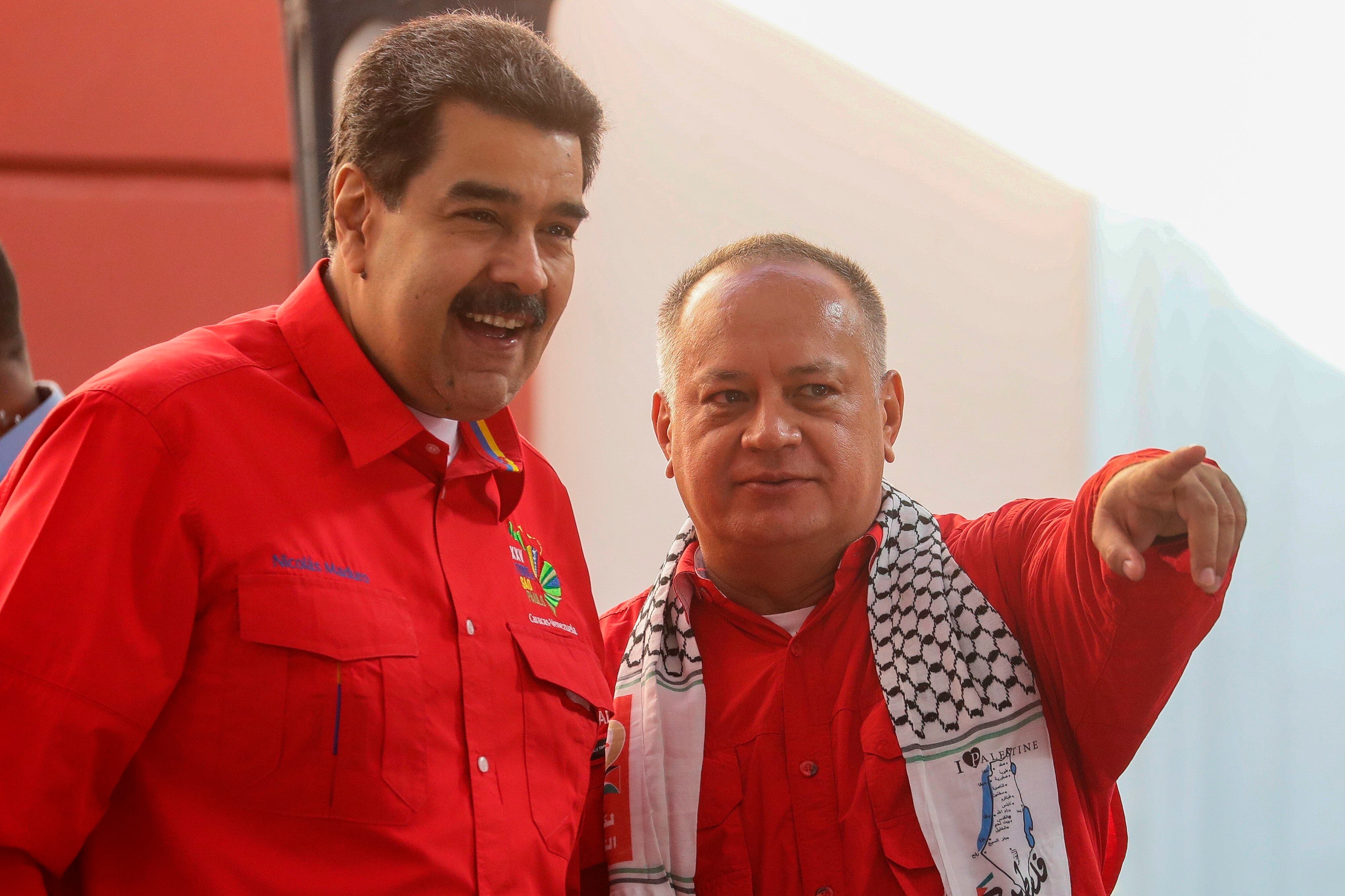 El presidente venezolano Nicolás Maduro (i) conversa con el presidente de la Asamblea Nacional Constituyente de Venezuela Diosdado Cabello. EFE/ Rayner Peña/Archivo