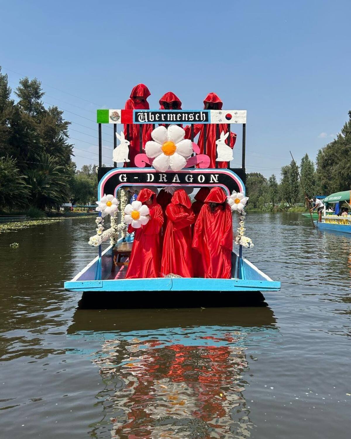 G-Dragon promociona su nuevo material en Xochimilco / Instagram @dcec_oficial