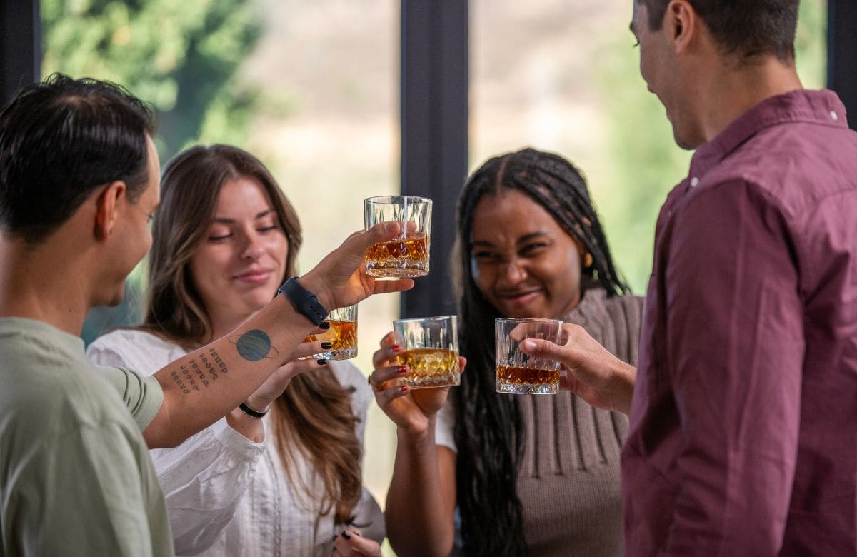 El consumo elevado de alcohol perjudica habilidades cerebrales relacionadas con la memoria y la concentración en estudiantes universitarios | Foto: Especial (canva)