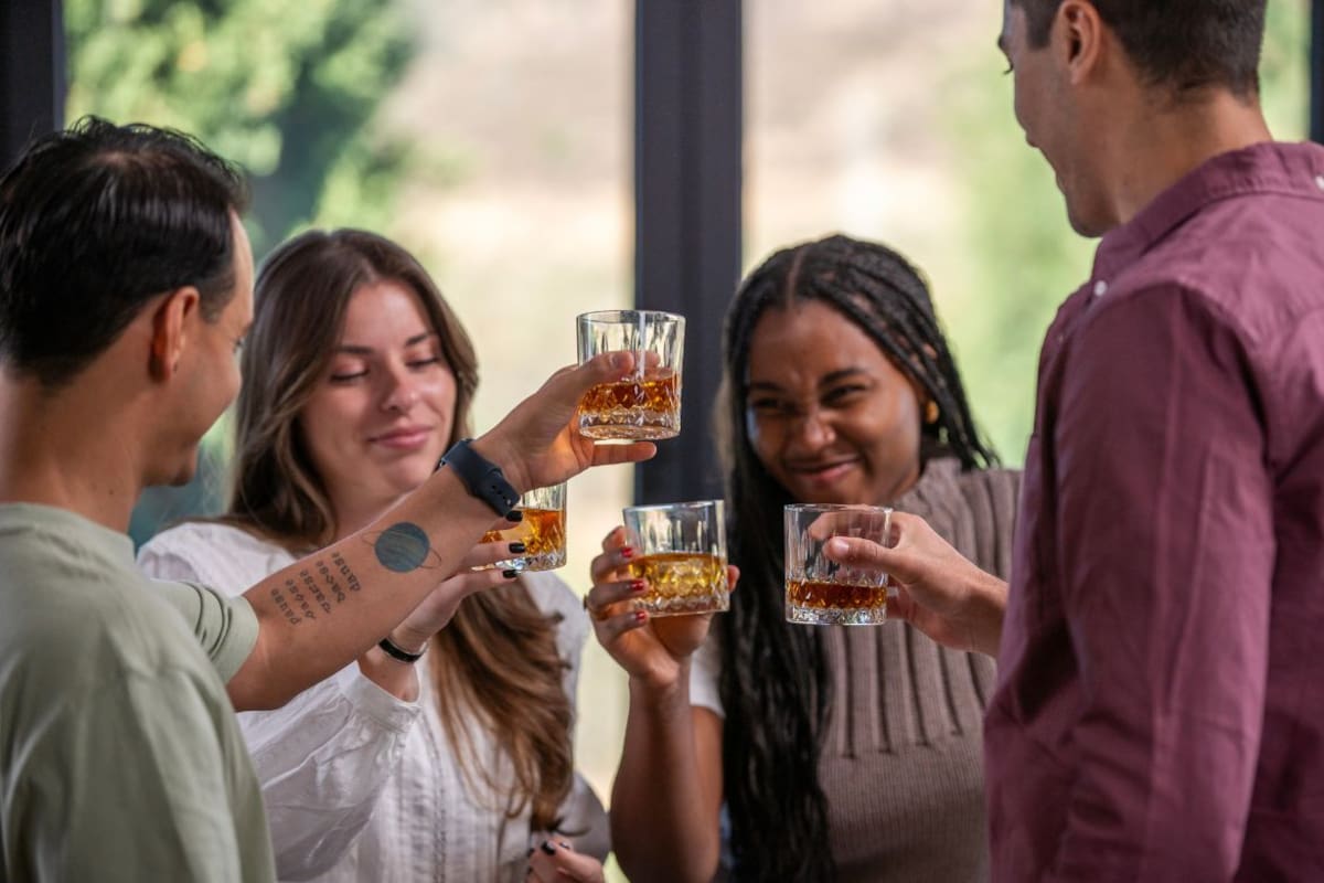 El consumo elevado de alcohol perjudica habilidades cerebrales relacionadas con la memoria y la concentración en estudiantes universitarios, según estudio