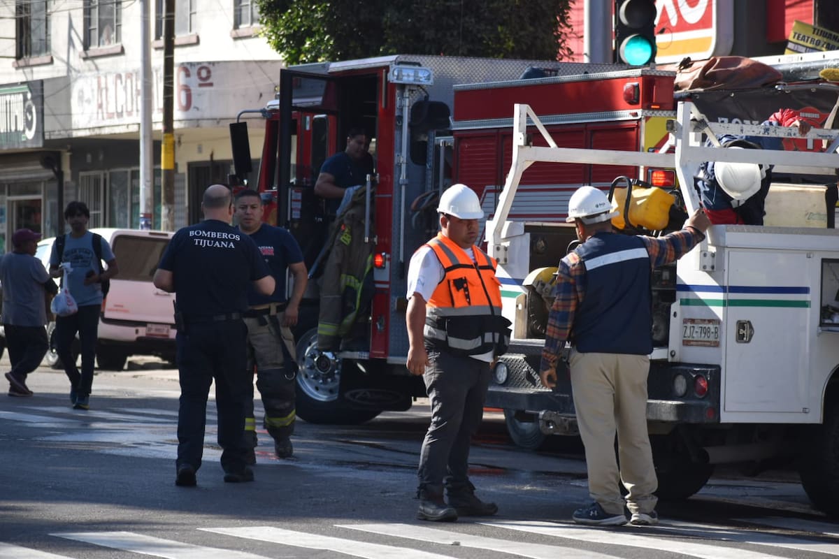 Diez bomberos participaron en el operativo para controlar la fuga sin registrar heridos. Foto: Roberto Sánchez