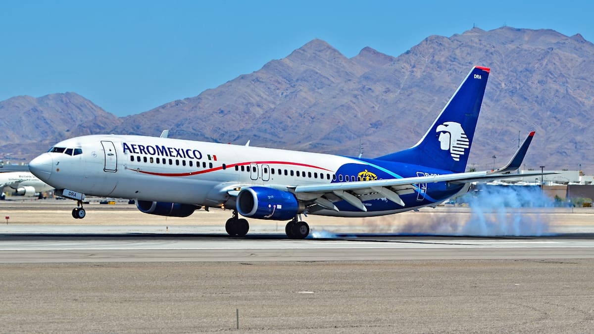 Aeroméxico vuelve a cotizar en la Bolsa Mexicana de Valores con la clave “AERO” tras su reestructura financiera; realiza campanazo, coloca acciones y ADS, y anuncia planes de expansión de flota, nuevas rutas y mayor inversión para competir en el mercado aéreo