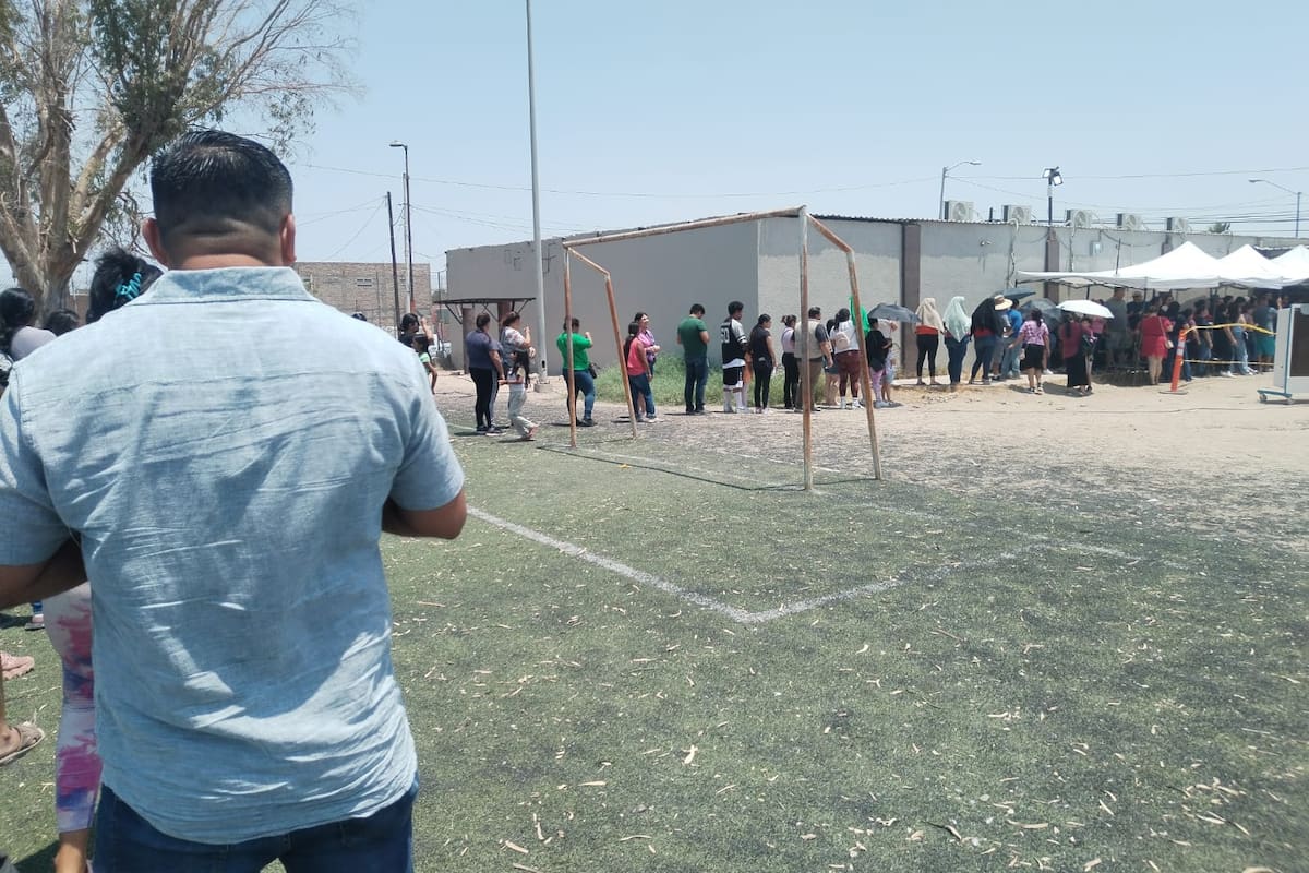Largas filas en la entrega de uniformes escolares gratuitos en SLRC