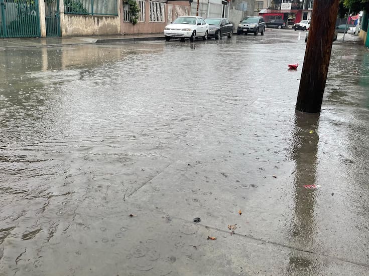 Encharcamientos afectan el cruce peatonal en Jardines de la Mesa tras lluvias