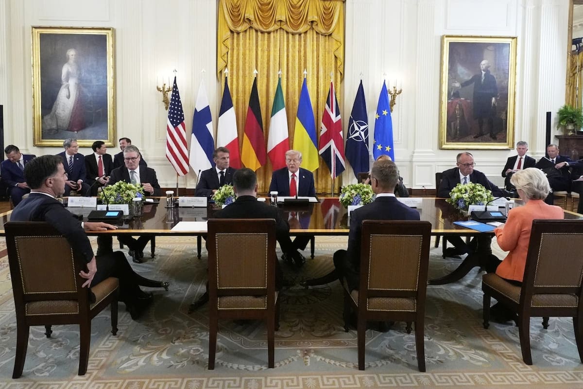 Líderes de Europa se reúnen con Donald Trump en la Sala Este de la Casa Blanca, el lunes 18 de agosto de 2025, en Washington. | Crédito: AP/Alex Brandon