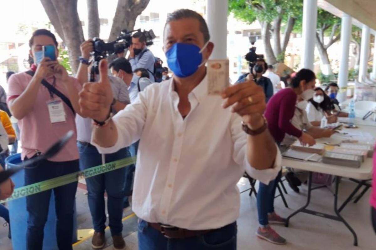 Octavio Pedroza vota en San Luis Potosi y pide civilidad en la jornada