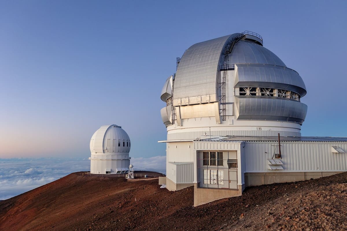 El telescopio Gemini North con el telescopio Canada-France-Hawai‘i en el fondo cerca de la cima del Maunakea en Hawai‘i. Foto: Gemini Observatory.
