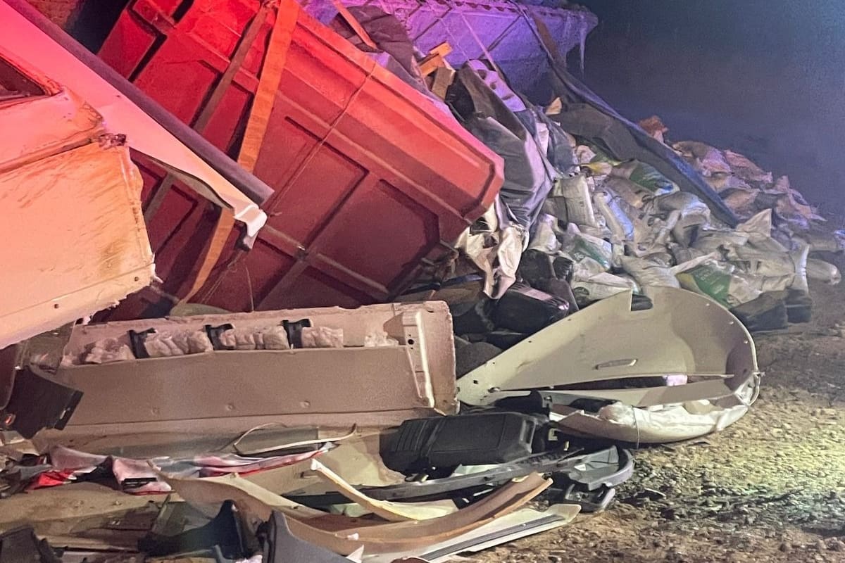 Camión de carga vuelca en la carretera Sonoyta ; conductor queda prensado