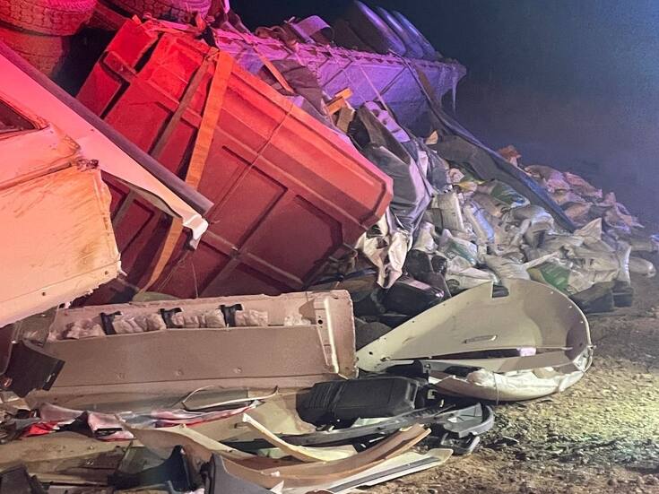 Camión de carga vuelca en la carretera Sonoyta ; conductor queda prensado