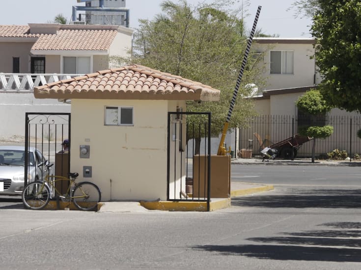 Vecinos de Raquet Club en Hermosillo exigen resolver conflicto por reja que lleva más de 20 años