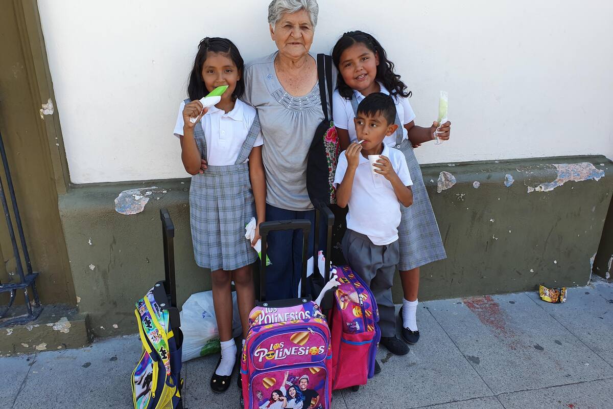 Bisabuelita lleva a sus tres bisnietos a la escuela