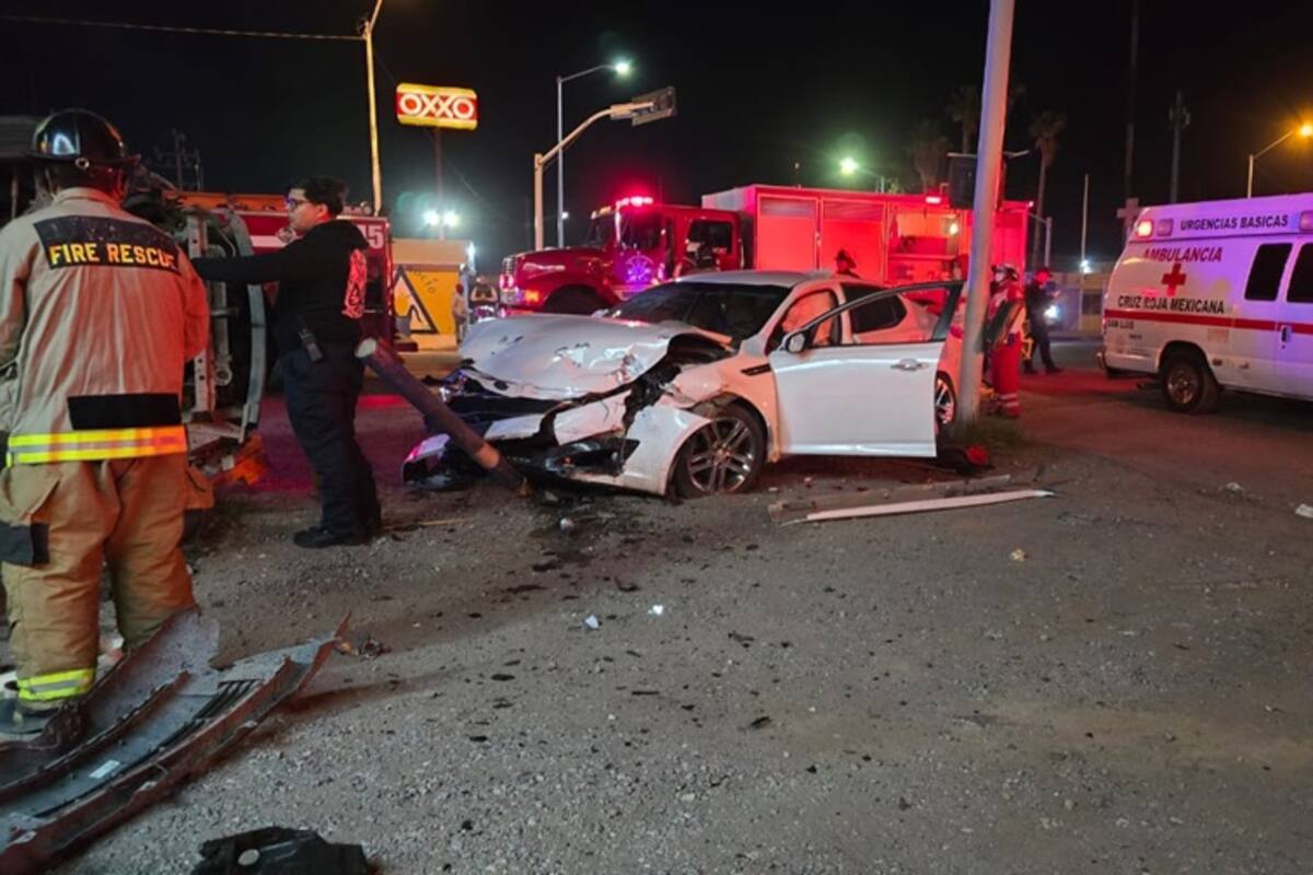 Aparatoso choque deja a taxista prensado