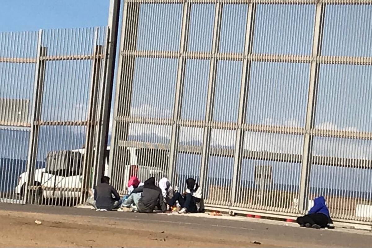 Cumplen migrantes tres días detenidos en el muro de Estados Unidos