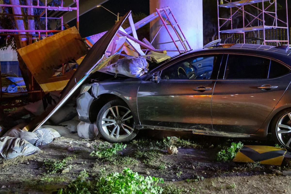 Auto se impacta contra estructura del Viaducto Elevado en la colonia Libertad