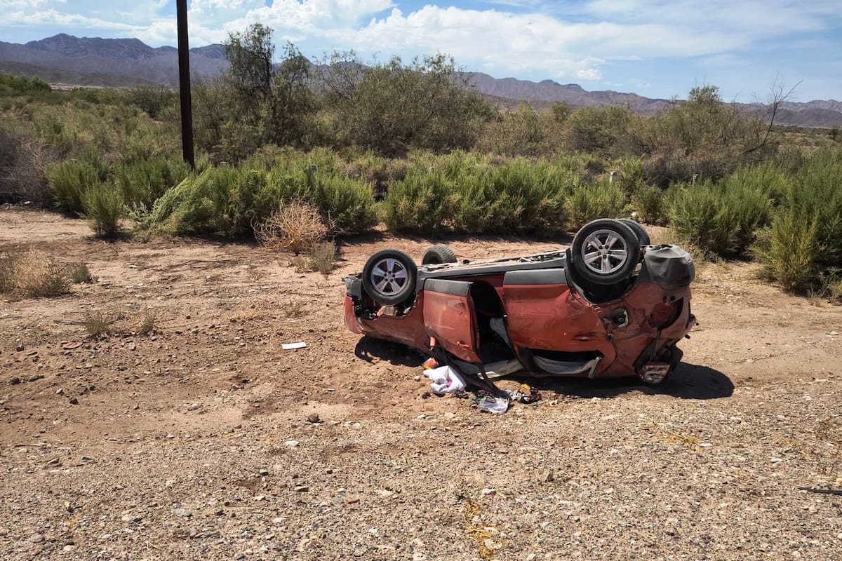Familia vuelca en carretera a San Felipe y bebé queda gravemente herido