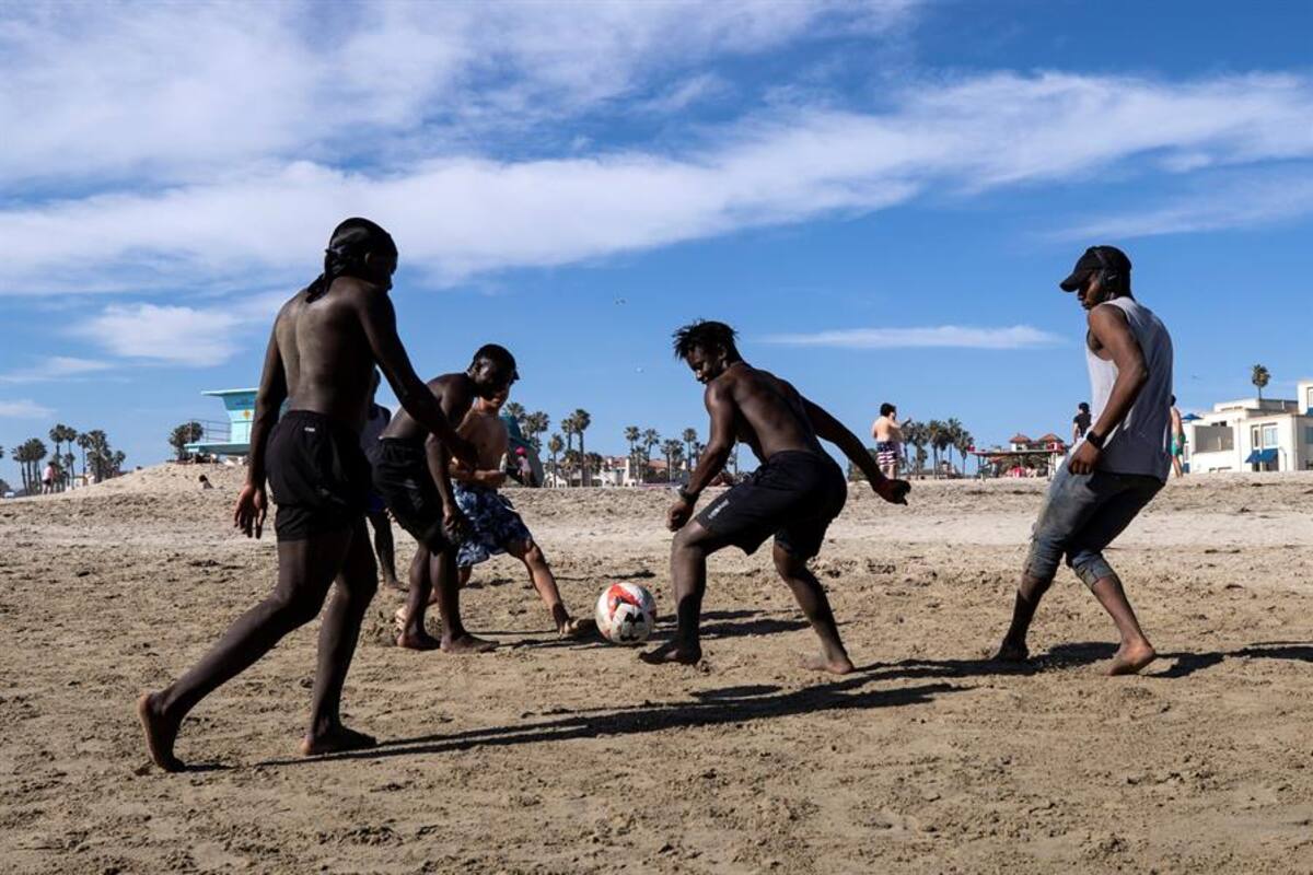 Playas de California lucen llenas aunque EU se acerca al millón de contagios de COVID-19