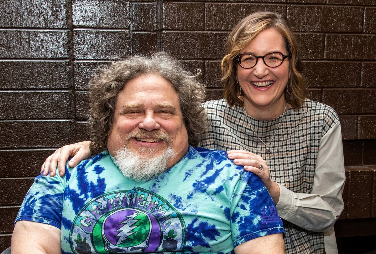 ARCHIVO - Jim LeBrecht, izquierda, y Nicole Newnham, codirectores del documental "Crip Camp", posan durante el Festival de Cine de Sundance el 24 de enero de 2020 en Park City, Utah. (Foto por Charles Sykes/Invision/AP, Archivo)