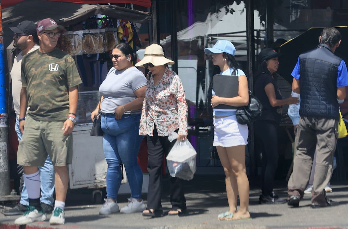Tijuanenses recurren a sombrillas, gorras, ropa ligera e hidratación para protegerse de las altas temperaturas registradas en la ciudad. Foto: Sergio Ortíz.