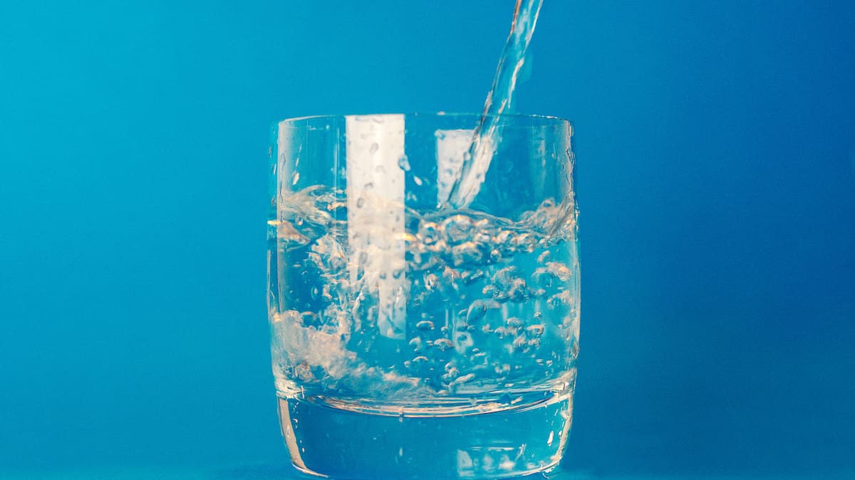 El agua representa más del 60% del cuerpo humano y es esencial durante el ejercicio. La sudoración reduce esa reserva, por lo que es clave hidratarse sin esperar a tener mucha sed/Foto: Canva