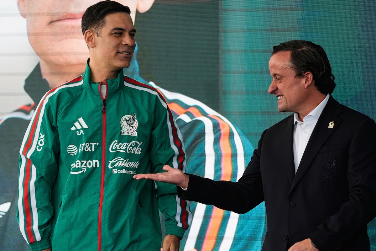 El presidente ejecutivo de la Federación Mexicana de Fútbol, Mikel Arriola (derecha), y el nuevo director técnico de la selección nacional, Rafael Márquez, posan para una fotografía durante una conferencia de prensa en la Ciudad de México, el jueves 10 de septiembre de 2026. (Foto AP/Fernando Llano)