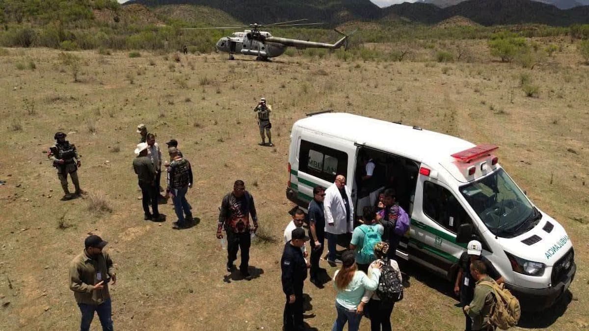 Los ocho brigadistas fueron rescatados en helicóptero tras quedar incomunicados por las lluvias en la sierra guarijía de Álamos. FOTO: ESPECIAL
