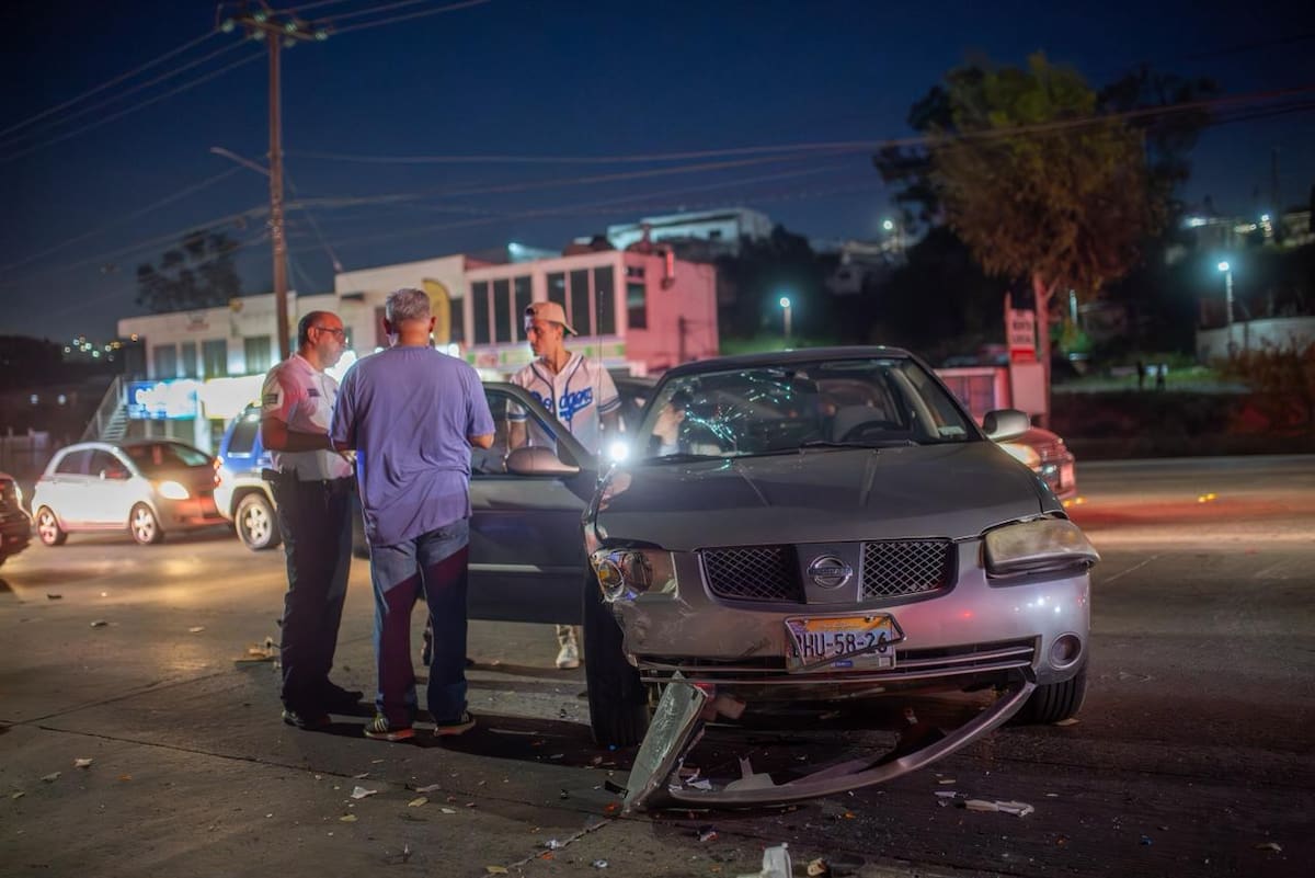 Un automóvil impactó a varios vehículos detenidos en un semáforo a la altura del Aguaje de la Tuna y posteriormente se dio a la fuga; cuatro personas fueron atendidas por golpes leves. Foto: BorderZOOM