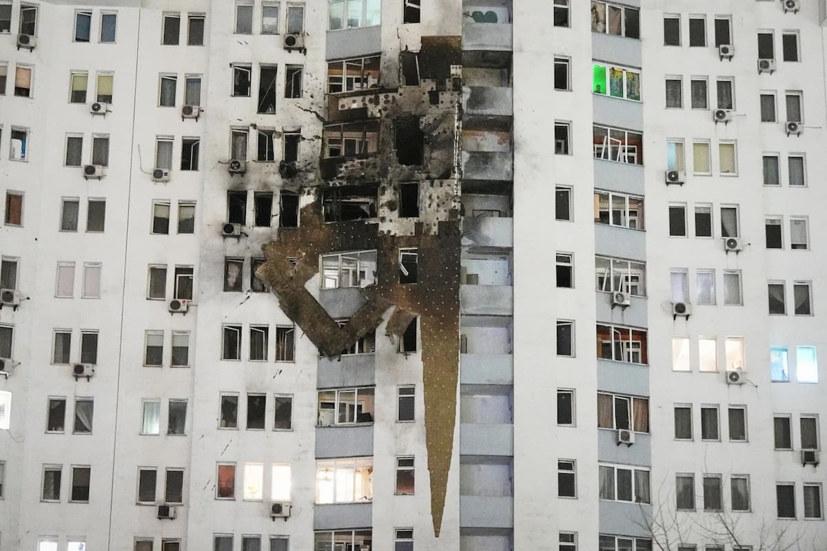 Un edificio residencial se ve dañado tras un ataque ruso en Kiev, Ucrania, el viernes 9 de enero de 2026. | Crédito: AP/Efrem Lukatsky