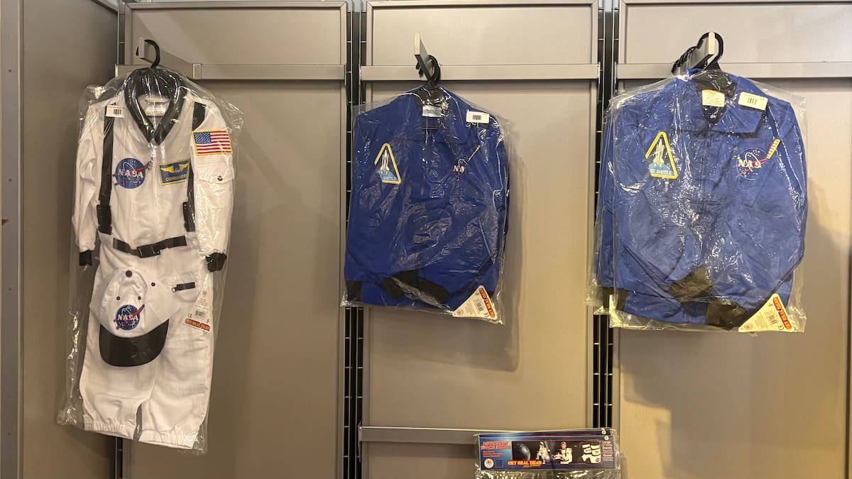 Miles de personas se reunieron en el Museo del Aire y el Espacio para celebrar el regreso de Artemis II, en un ambiente de emoción y orgullo por la misión espacial. Foto: Ana Gómez