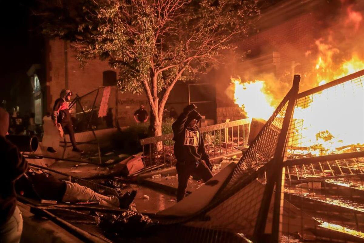 VIDEO: Incendian central de policía de Minneapolis tras asesinato de George Floyd