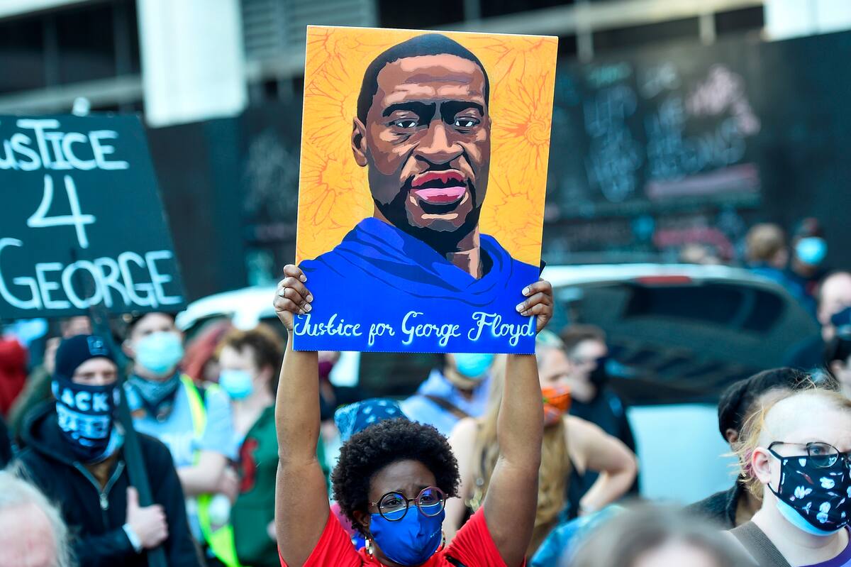 Manifestantes marchan el 29 de marzo de 2021 por el centro de Minneapolis en el primer día de declaraciones de apertura para el juicio por asesinato del exoficial de policía de Minneapolis Derek Chauvin, quien fue acusado de la muerte de George Floyd. EFE/EPA/CRAIG LASSIG/Archivo