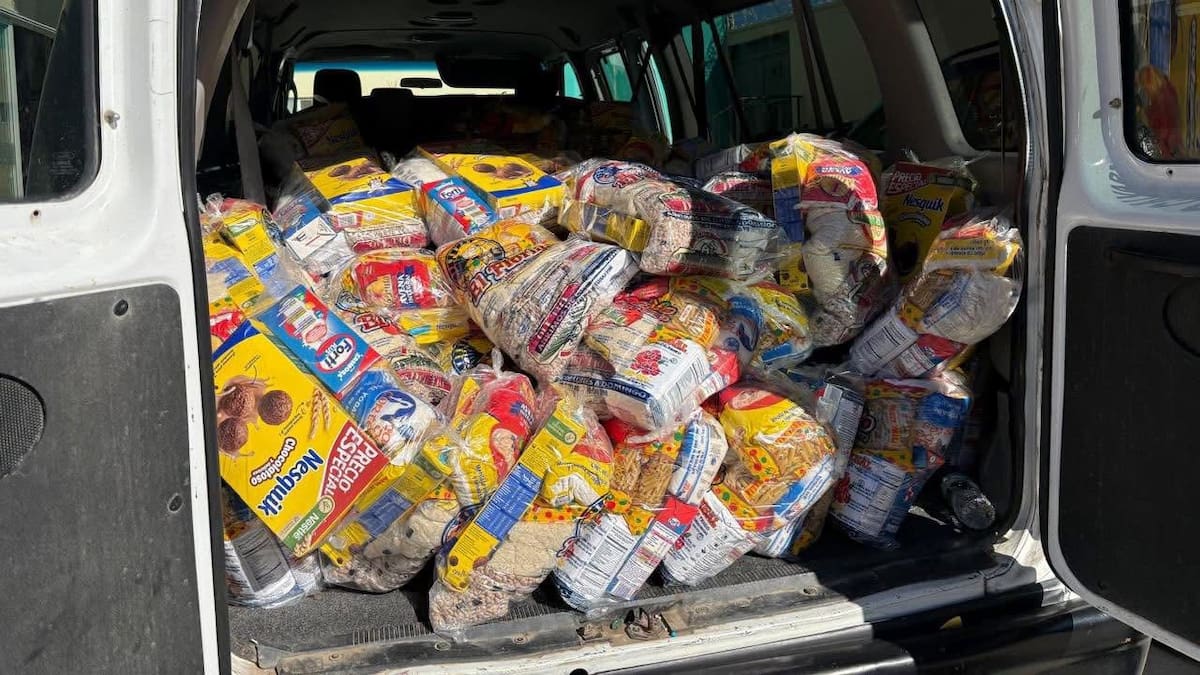 Familias de Rosarito reciben cobijas y despensas