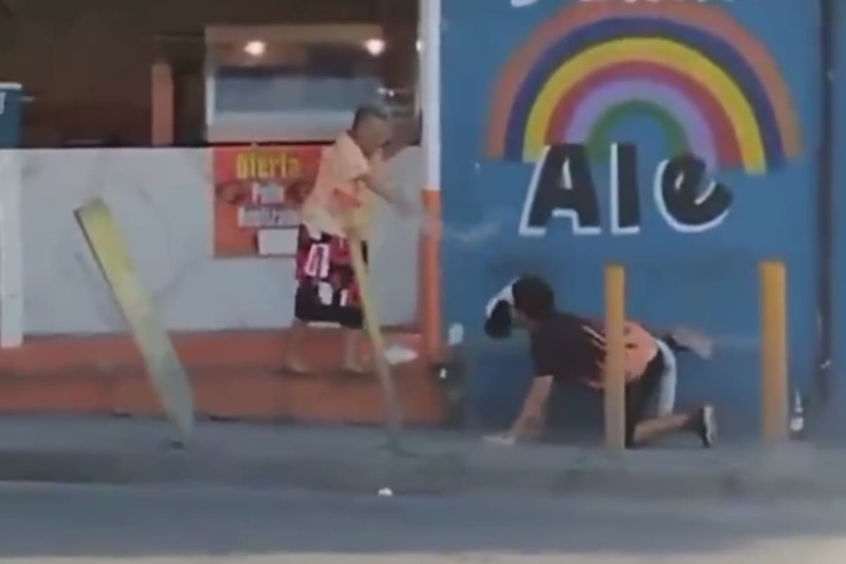 Señora se asusta al ver a un ‘Therian’ en plena calle de México y le echa agua (VIDEO)