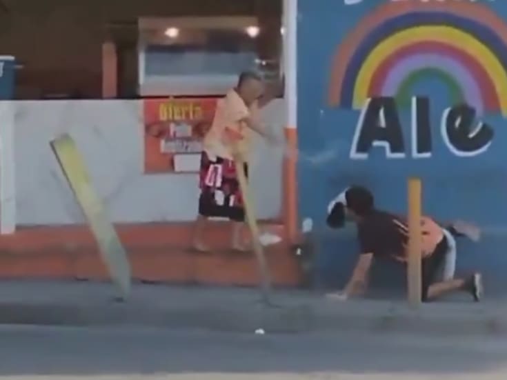Señora se asusta al ver a un ‘Therian’ en plena calle de México y le echa agua (VIDEO)
