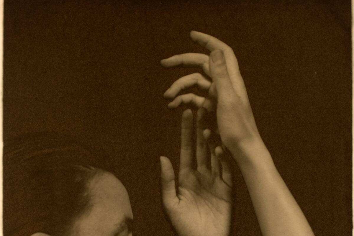 Alfred Stieglitz fotografía a Georgia O’Keeffe, la mujer que desafió el amor y el arte