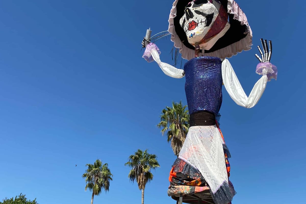 Instalan mega catrina en la comisaría de Esperanza en Cajeme