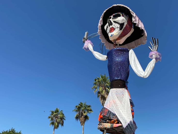 Instalan mega catrina en la comisaría de Esperanza en Cajeme