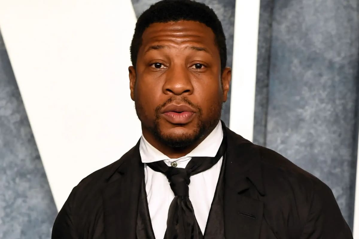Accidente en pleno rodaje: Jonathan Majors cae por una ventana junto a su coestrella en escena de acción