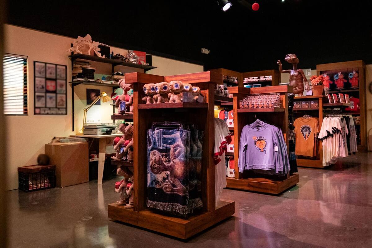 Tributo a clásicos del cine como "Tiburón" con una tienda ubicada en Orlando